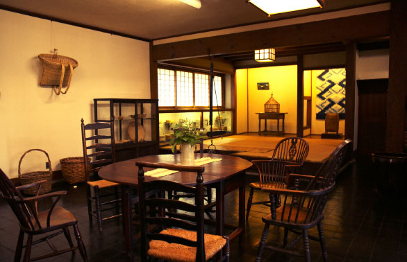 07 倉敷民藝館１階、主に企画展が行われる「いろりの部屋」