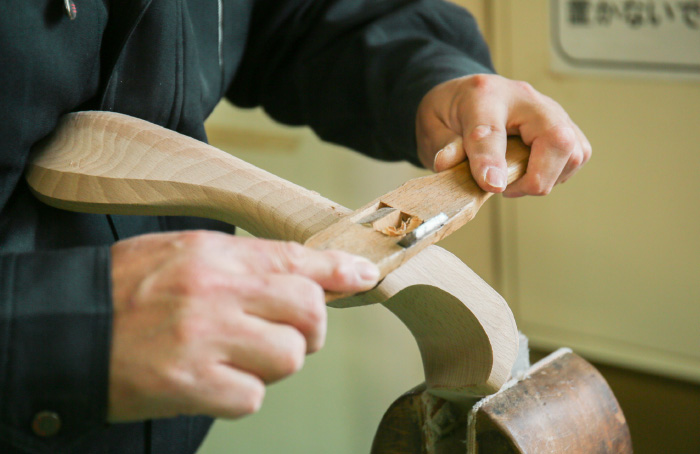 09 ハンガー作り30数年、カンナがけ10年のベテラン、田中さんが手の感覚だけで削り出していく。