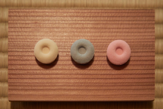 04 京都の菓子司「鍵善」特製、窯印を模した干菓子が瑞風乗客に供される。