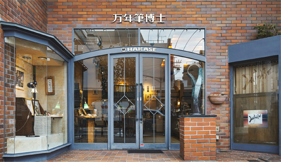 01　昭和21年に営業開始した鳥取駅前の店舗で現在は製造から販売までを行っている。